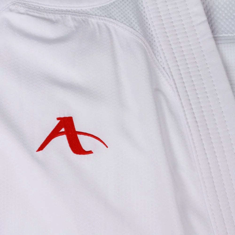 Detail des mit rotem Faden gestickten Arawaza-Logos auf der Brust