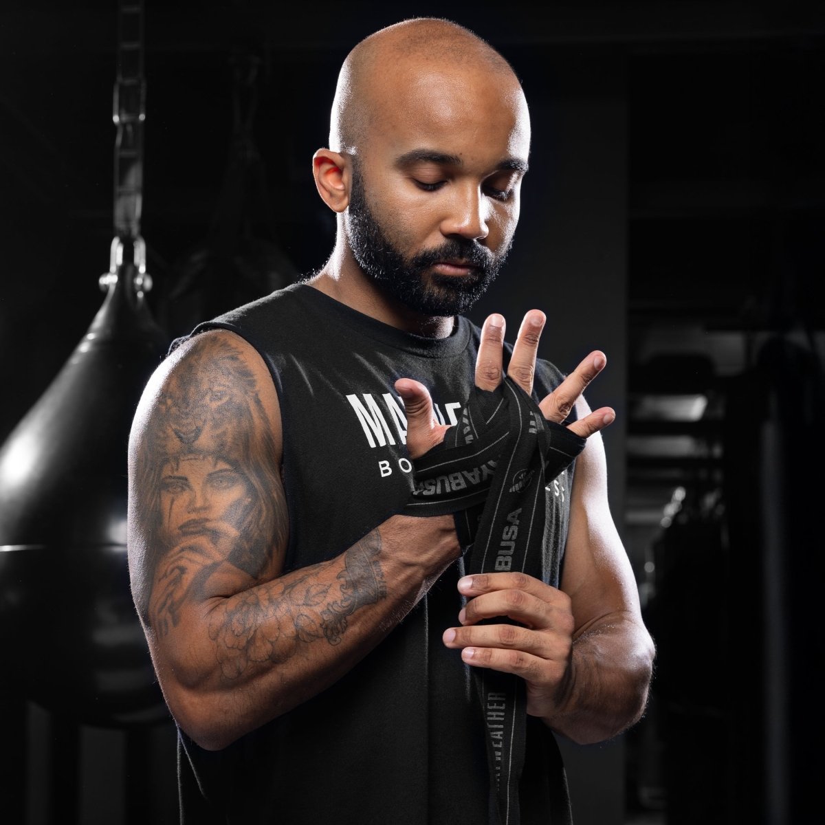 Enrollado a mano y protegido por el vendaje hecho con el vendaje elástico negro y gris de 180 pulgadas de Mayweather Hayabusa, con el cierre de gancho y bucle asegurado colocado en la muñeca.
