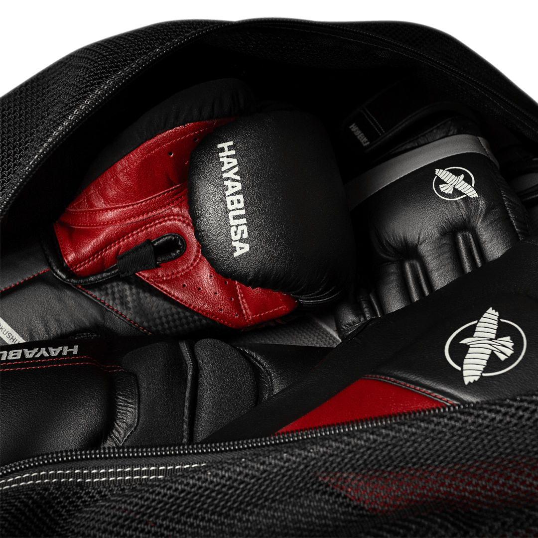 Vista dell'interno spazioso della borsa Hayabusa Ryoko Mesh, con focus sulla tasca impermeabile per indumenti bagnati