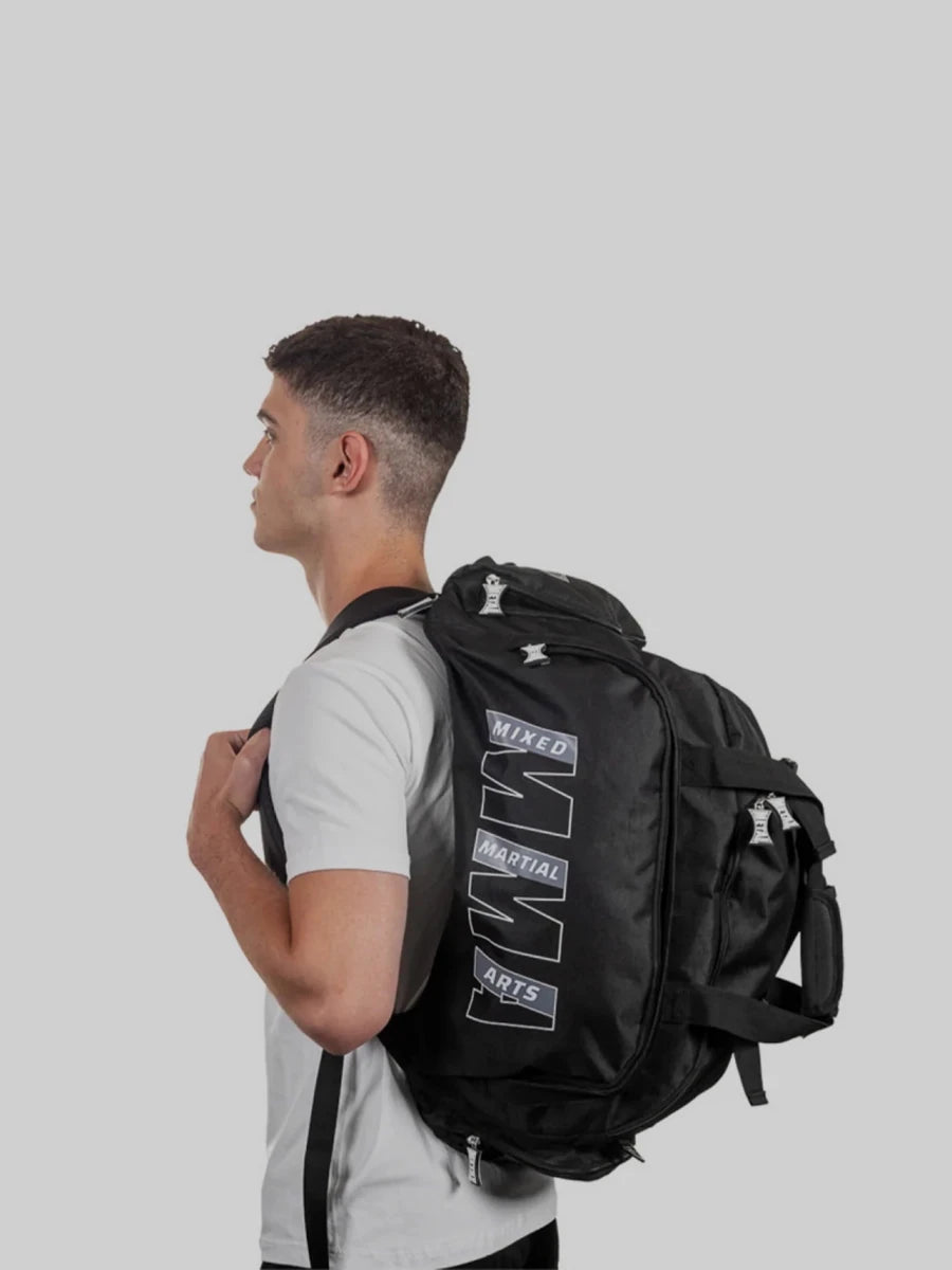 Sportler trägt die Metal Boxing MMA-Tasche im Rucksackmodus für maximalen Komfort