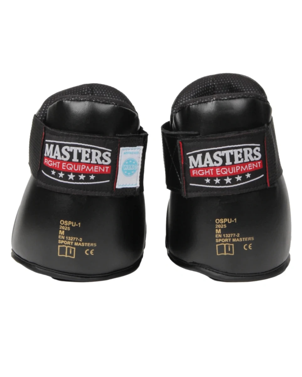 Rear view of the black Masters shoes with detail of the elastic closure on the heel