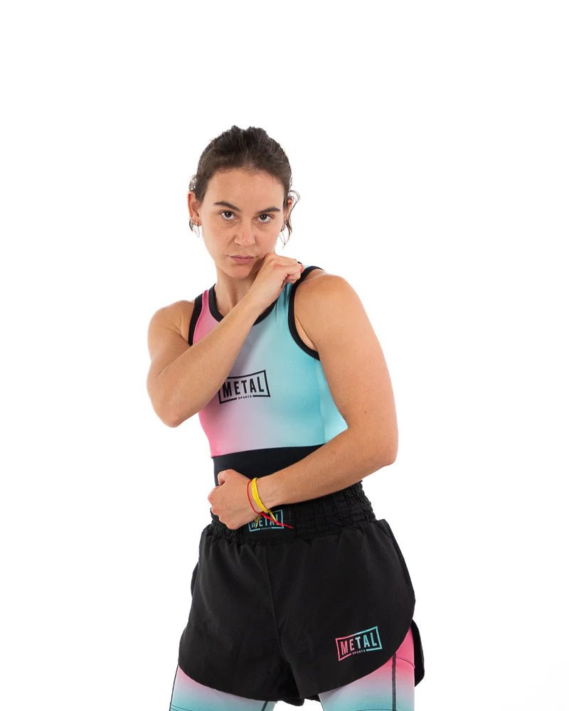 Vista frontal de la camiseta sin mangas de compresión Miami Vibe de Metal Boxe para mujer con cobertura total del abdomen y el pecho