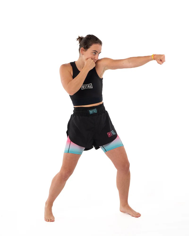 Atleta en acción con puñetazo con camiseta negra de compresión Metal Boxing, ajuste ceñido y soporte