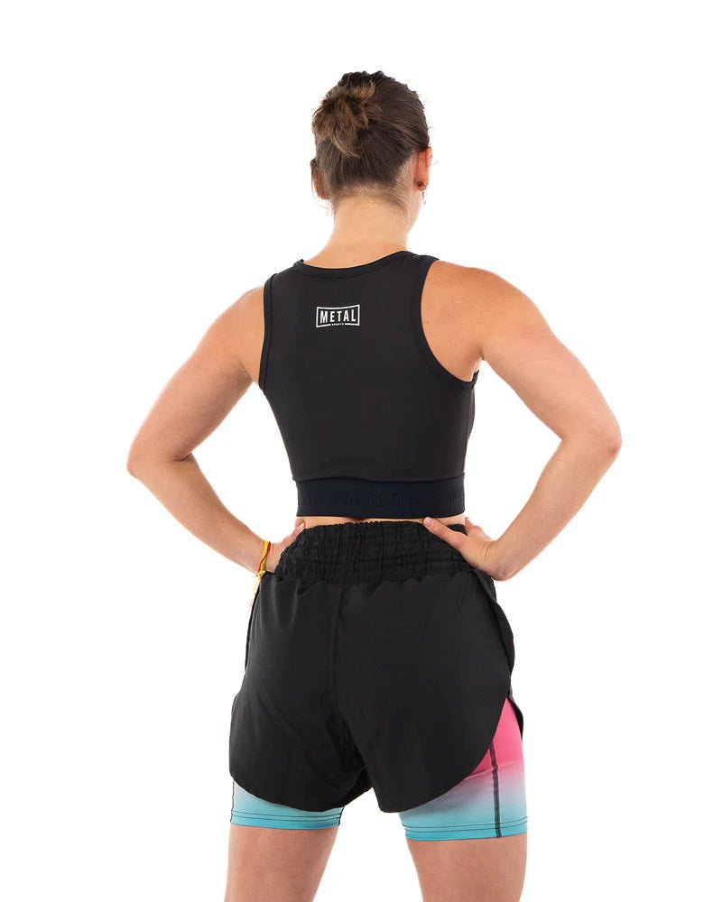 Vista trasera de la camiseta sin mangas de compresión negra Metal Boxe para mujer con cobertura total de la espalda