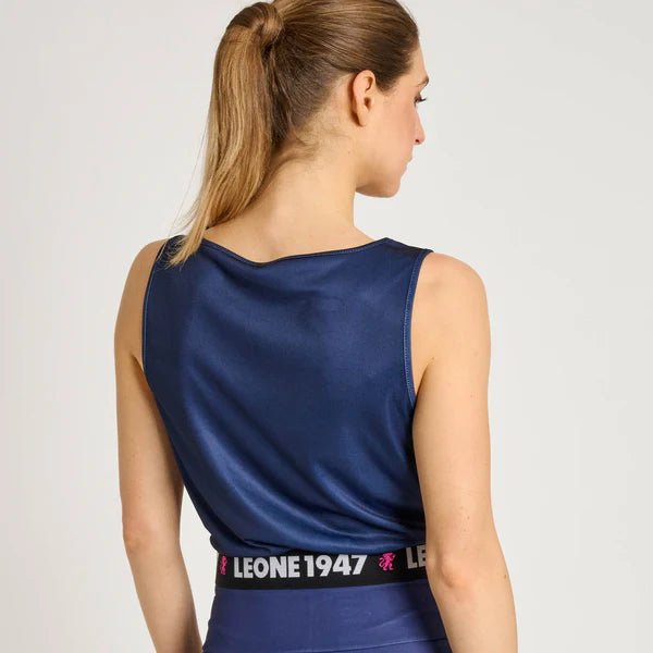 Rückseite des kurzen blauen LEONE Tanktops für maximale Bewegungsfreiheit der Schulterblätter