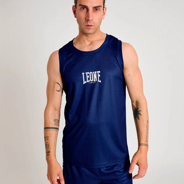 Vista frontal de la camiseta deportiva de tirantes azul Leone Stripe 47 para el entrenamiento diario