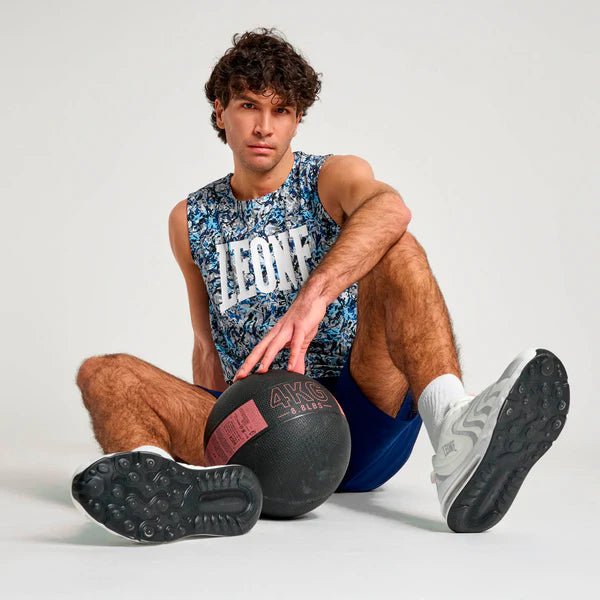 Sportler in Aktion, der während einer Trainingseinheit das atmungsaktive Tanktop Leone Urban Fighter trägt