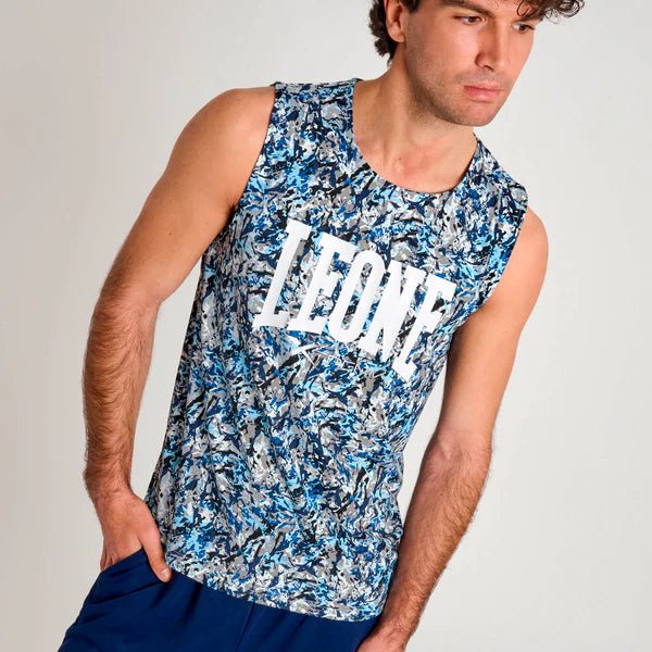 Vista frontal de la camiseta técnica de tirantes Leone Urban Fighter con estampado de camuflaje azul y blanco