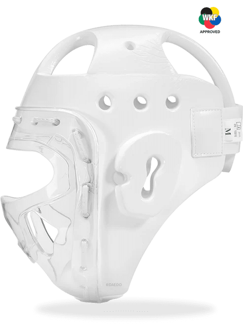 Detalle del logo Aprobado por la Federación Mundial de Karate en el casco con visera Daedo.