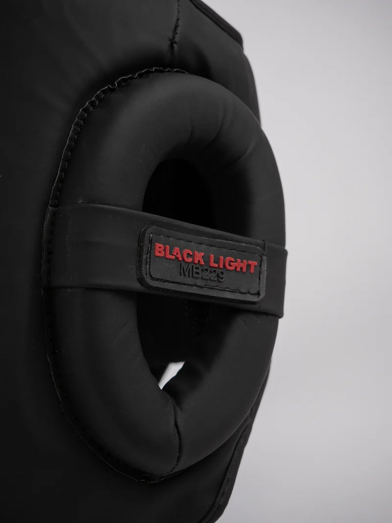 Detalle en primer plano de la zona de las almohadillas reforzadas en el casco integral Metal Boxing de color negro mate