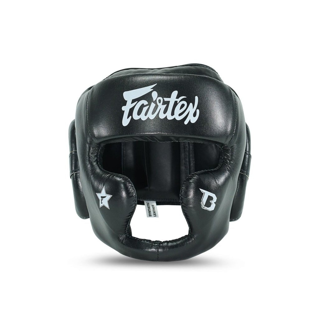 Vista frontal del casco profesional FXB Fairtex negro con diseño abierto