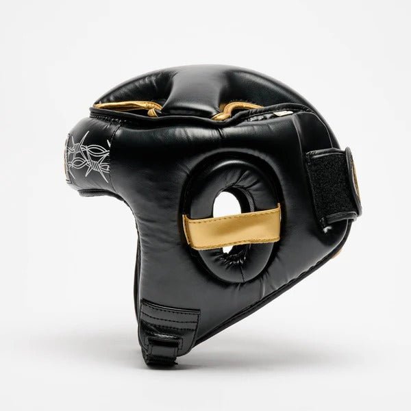Profil des LEONE x IUTER-Helms mit gepolstertem Gehörschutz und goldenen Oberflächen