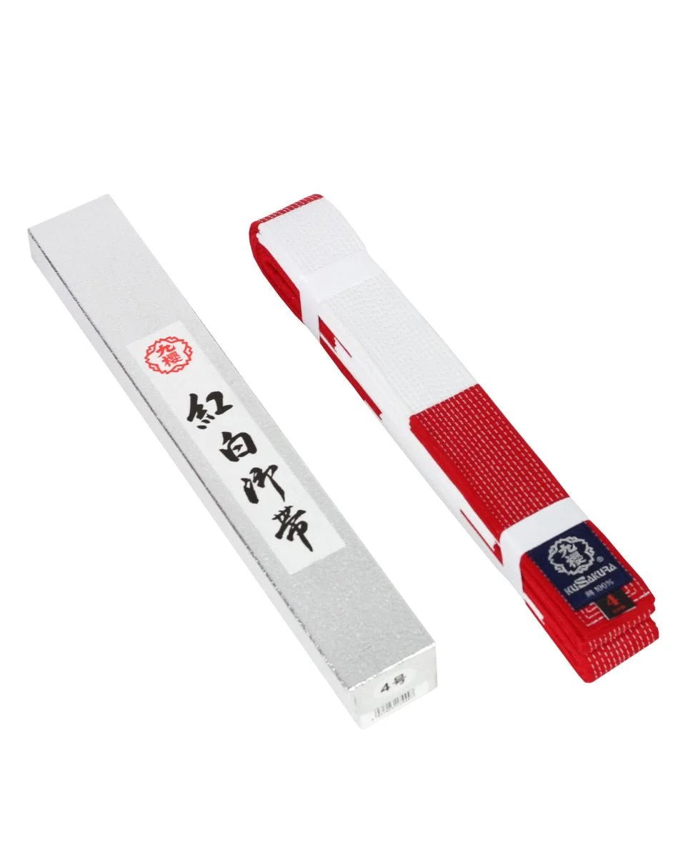 Cinturón KuSakura JRWZ blanco/rojo desenrollado mostrando la alternancia cromática del 6º Dan
