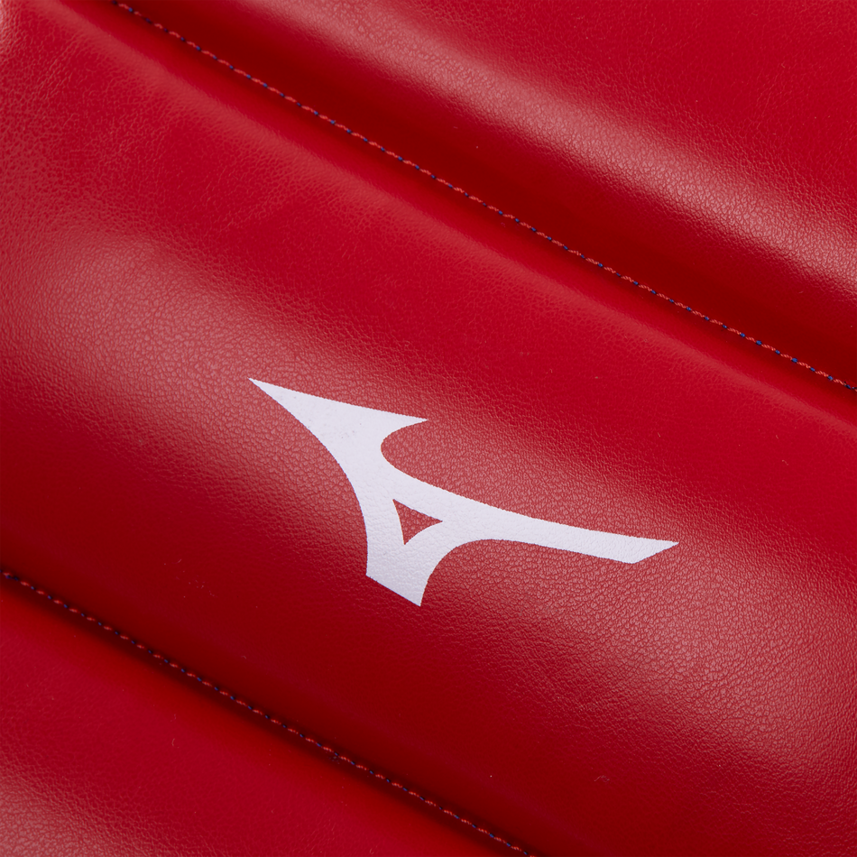 Particolare delle cuciture e dell'imbottitura anti-shock a sezioni orizzontali.