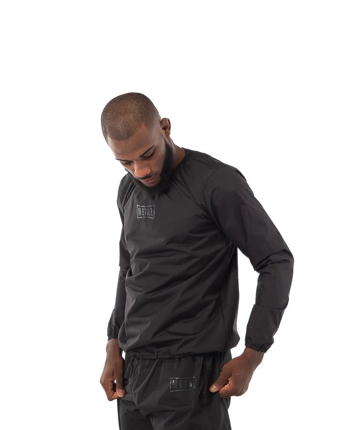 Traje de sauna de Boxeo metálico usado durante una sesión de entrenamiento para la expulsión de líquidos.