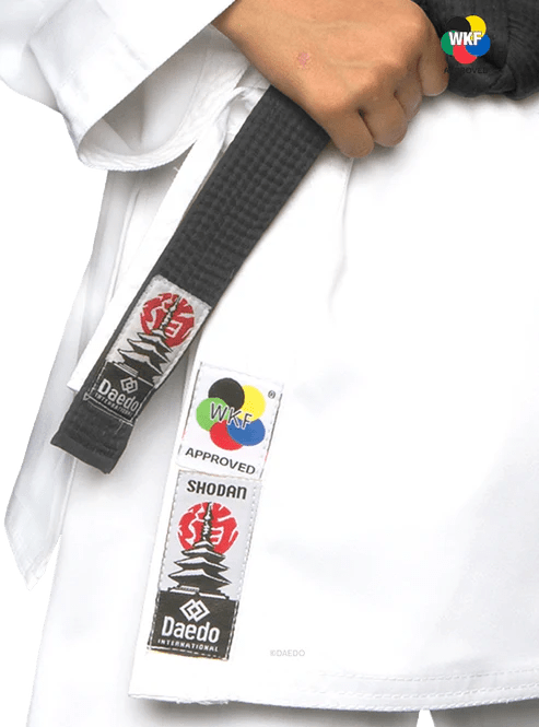 Detail of the cotton and polyester fabric of the Daedo Shodan Karategi, ideal for training.