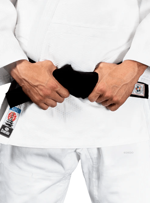 Particolare della trama rinforzata in cotone e poliestere del Judogi Daedo Elite bianco.