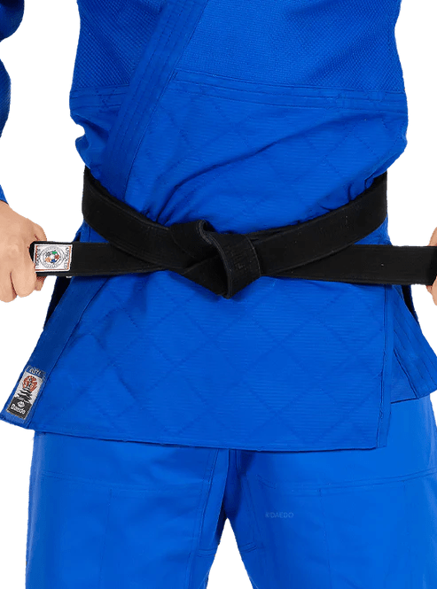 Dettaglio del logo Daedo della giacca Judogi Elite versione blu.