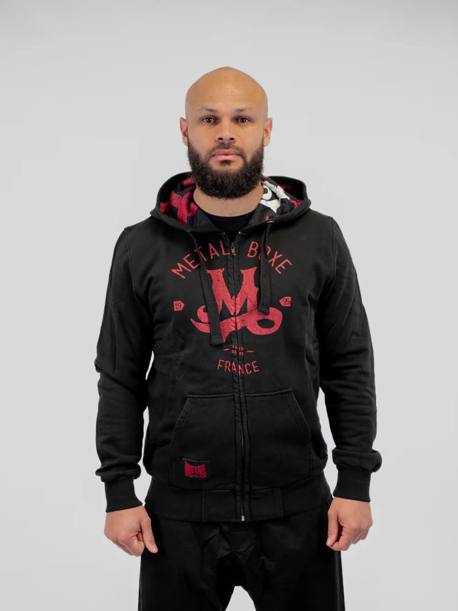 Vista frontal de la sudadera Metal Boxe negra con gran logo M rojo impreso en el pecho