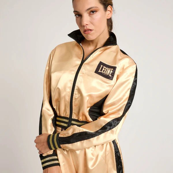 Vista frontal de la sudadera corta DNA Leone 1947 en color dorado brillante con ribetes en contraste en negro