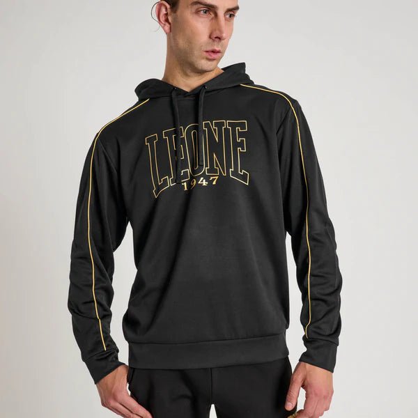 Vista frontal de la sudadera técnica con capucha negra línea Leone 1947 DNA