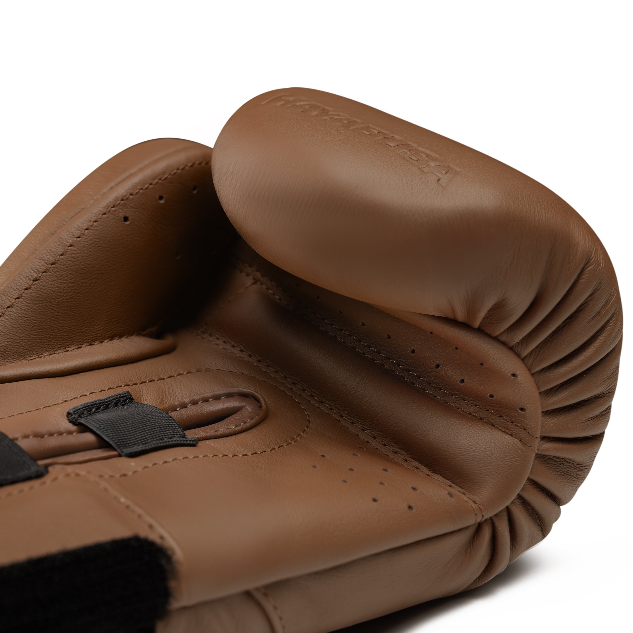 Vista ravvicinata del palmo dei guanti Hayabusa E1 marroni, dettaglio della barra di presa e delle cuciture