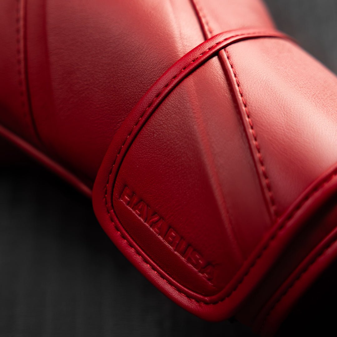 Detalle del cierre simple de velcro de los guantes rojos Hayabusa E1, fáciles de ajustar durante el entrenamiento