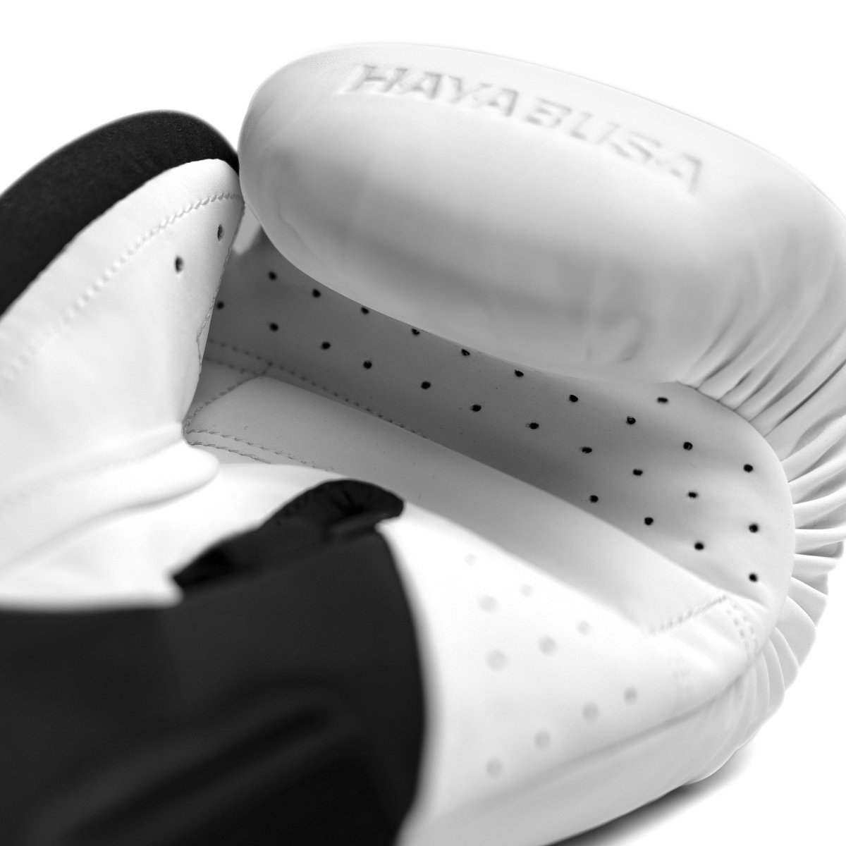 Detalle del acolchado y costuras premium de los guantes blancos Hayabusa T360