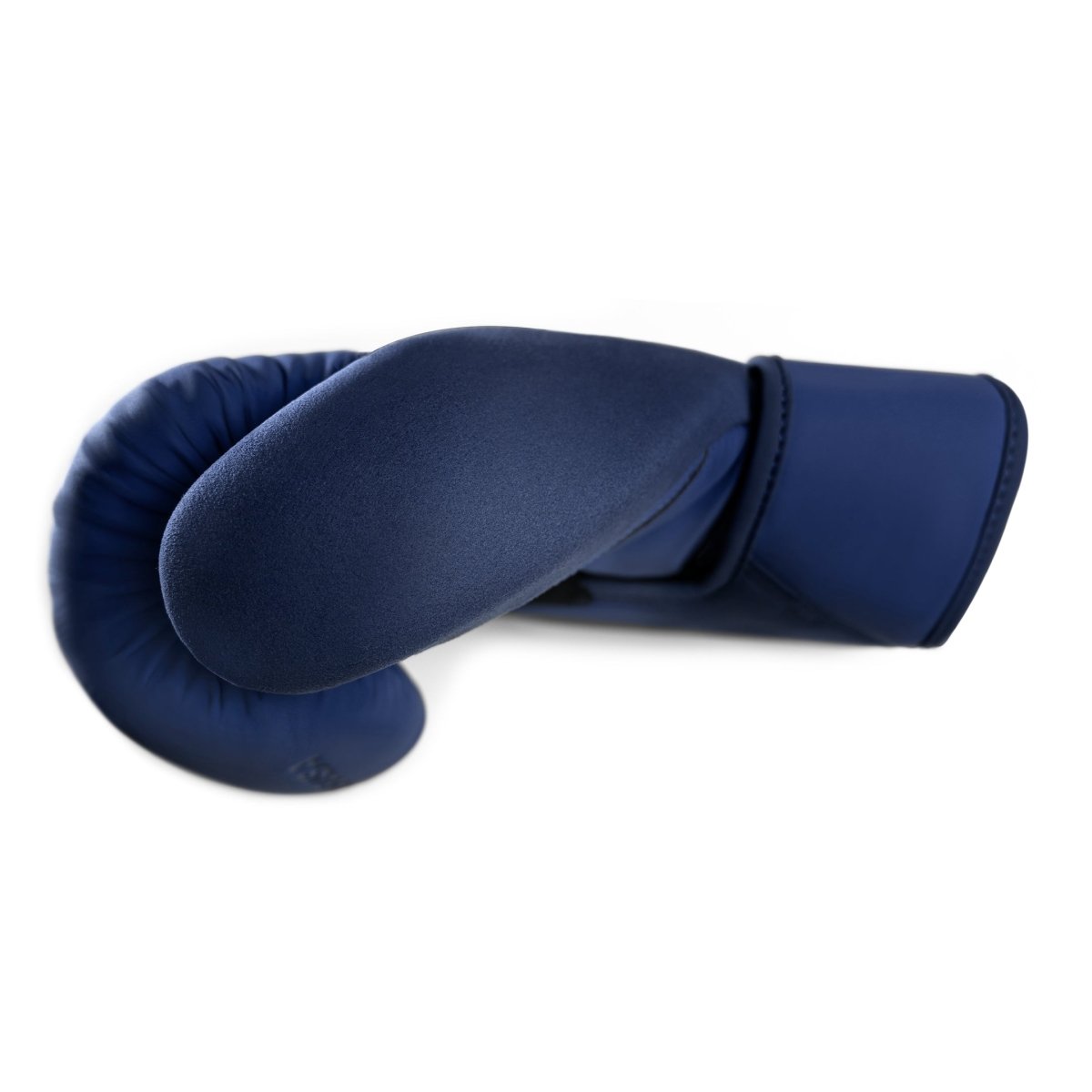 Detalle del acolchado y costuras premium de los guantes azules Hayabusa T360