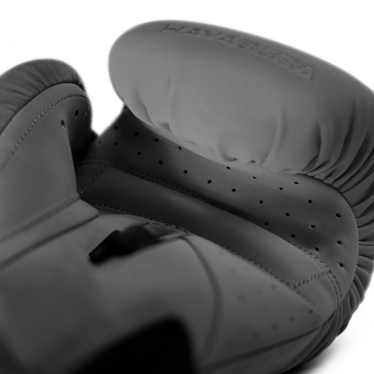 Detalle del acolchado y costuras premium de los guantes grises Hayabusa T360