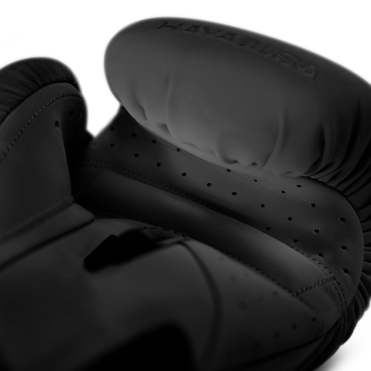 Detalle del sistema de cierre Dual-X en los guantes de boxeo negros Hayabusa T360