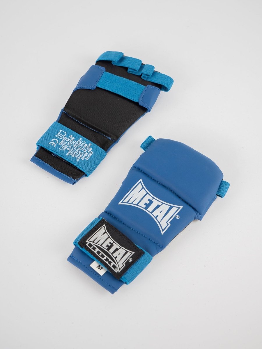 Rückansicht der blauen Ju-Jitsu-Boxhandschuhe aus Metall, Fokus auf den elastischen Verschluss