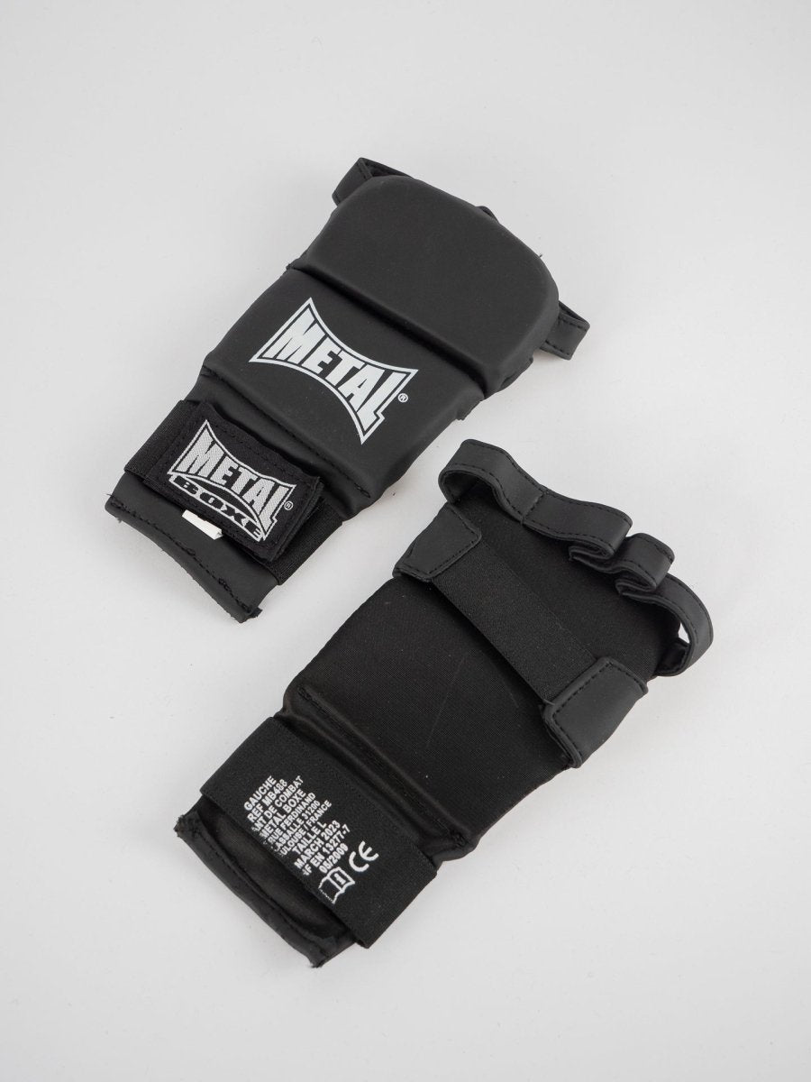 Rückansicht: schwarze Ju-Jitsu-Boxhandschuhe aus Metall, Details zur Handgelenkstabilität