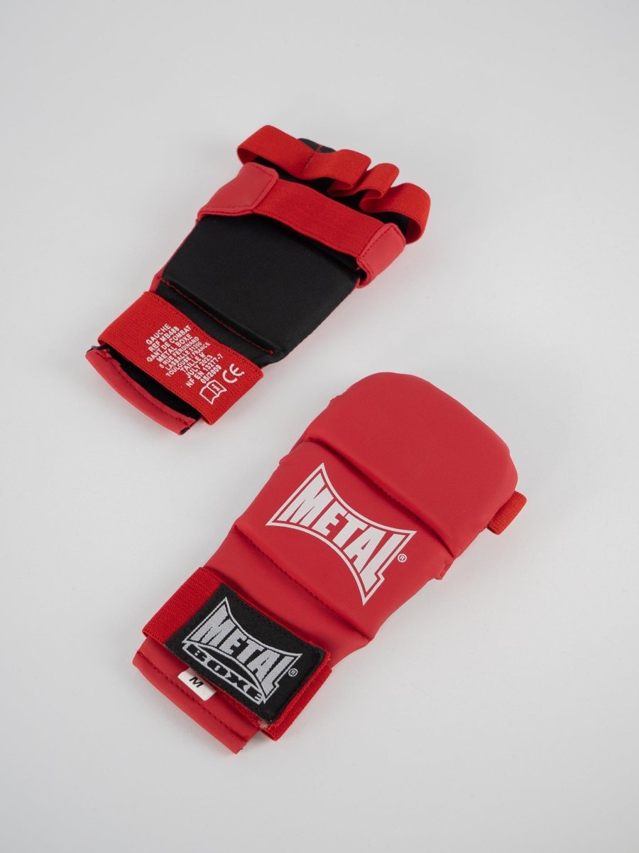 Rückansicht der roten Ju-Jitsu-Boxhandschuhe aus Metall, Detail des schützenden Rückens