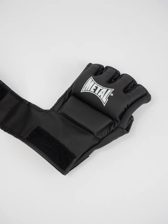 Dettaglio della chiusura a velcro rinforzata dei guanti MMA Black Light