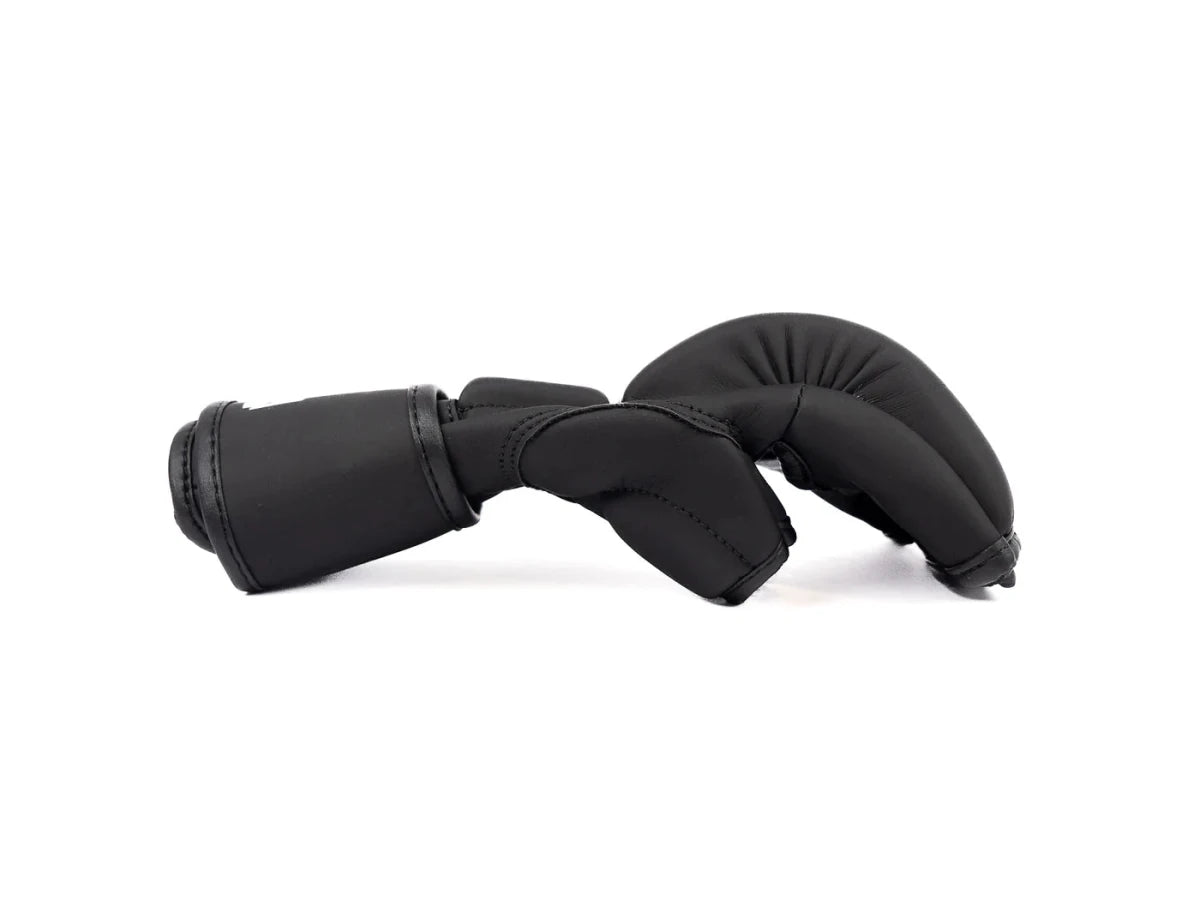Vista lateral das luvas The Claw MMA, detalhe de proteção do polegar e espessura do acolchoamento