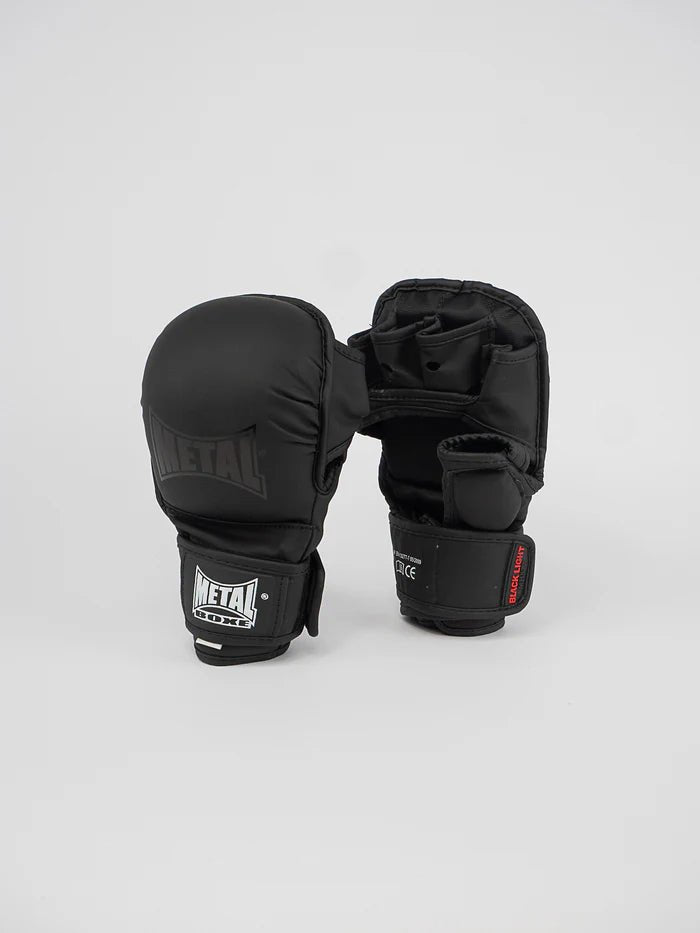 전면 보기 MMA 스파링 장갑 메탈 복싱 블랙 라이트, 너클 패딩 디테일