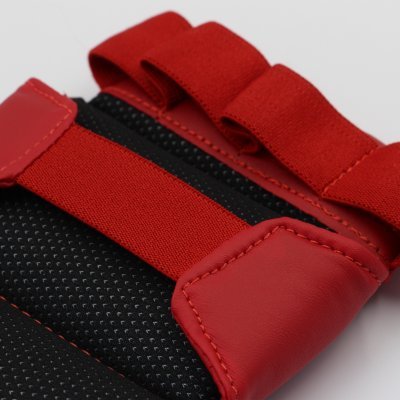 Detalhe da palma aberta das luvas vermelhas Adidas Ju Jitsu para luta livre