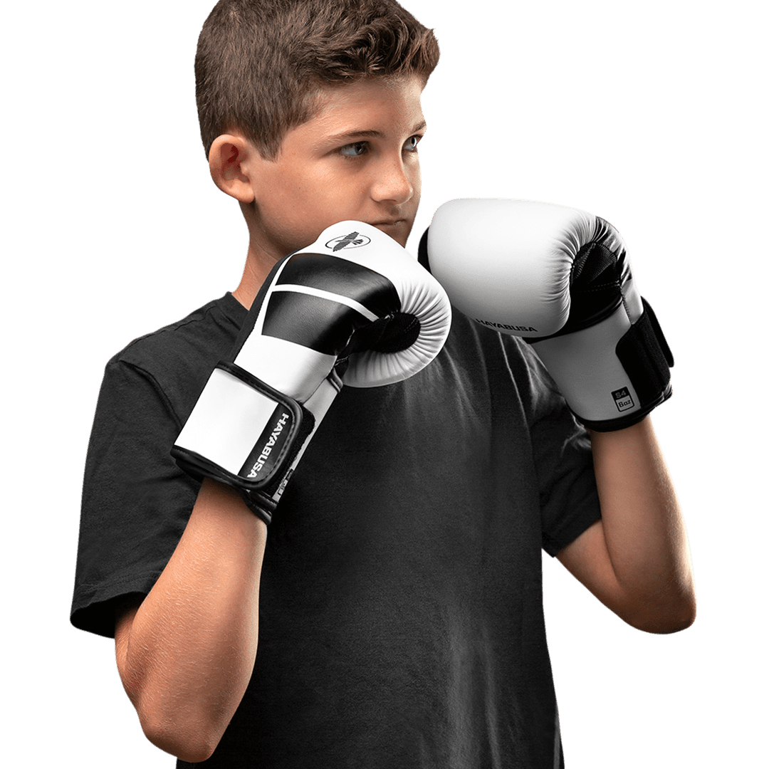 Pequeno atleta usando luvas brancas Hayabusa S4 durante uma aula de boxe