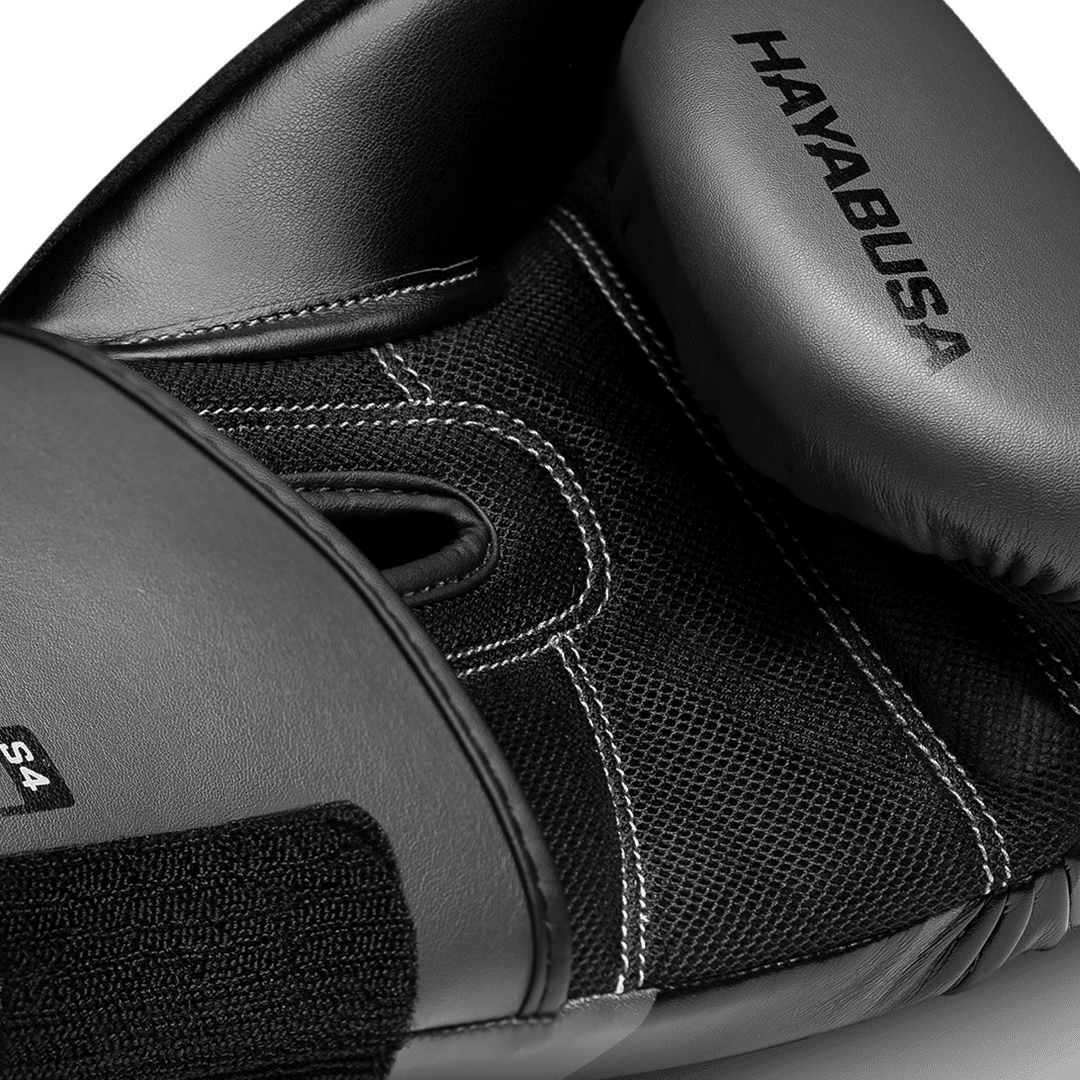 Criança usando luvas cinza Hayabusa S4 pronta para treinar