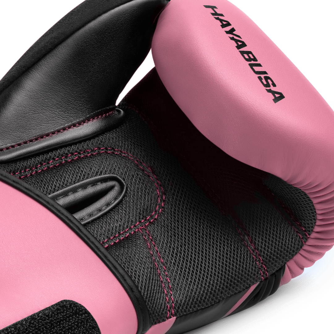 Detalhe técnico da luva Hayabusa S4 rosa para meninas com polegar ergonômico