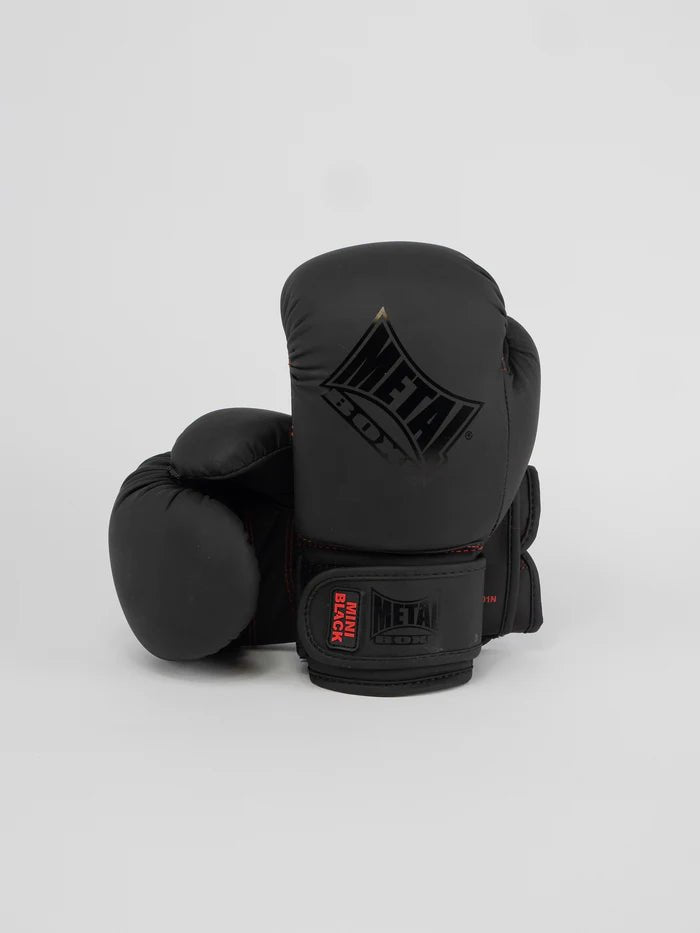 Vista frontal das luvas Metal Boxing Mini Black para crianças em preto fosco
