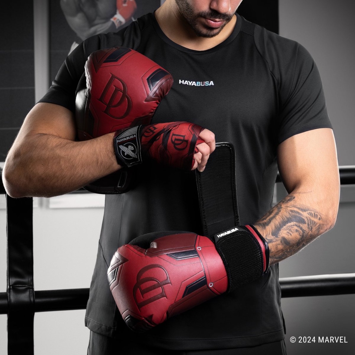 Atleta con guantes rojos Hayabusa Marvel Daredevil en posición de guardia