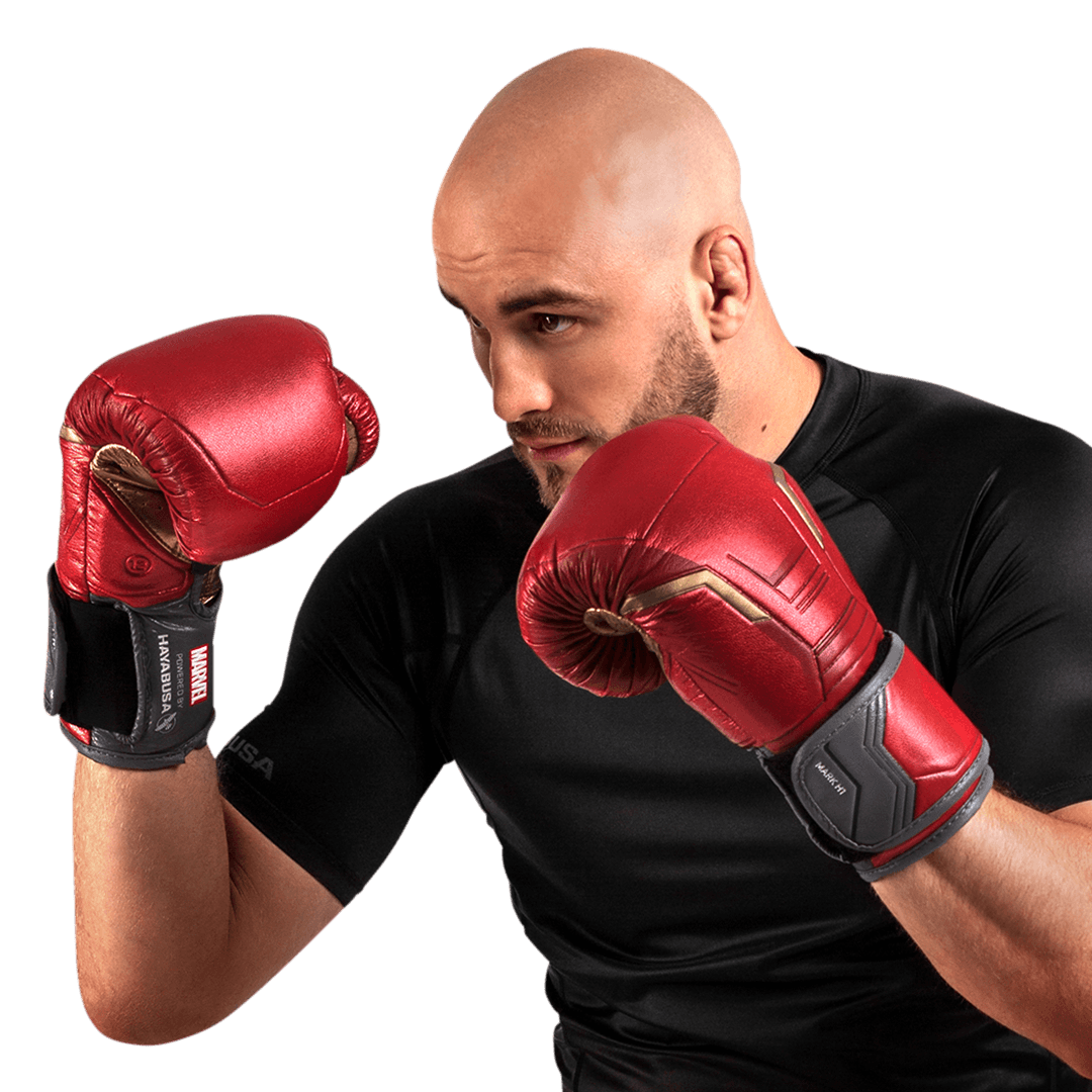 Athlète portant des gants Hayabusa Marvel Iron Man rouges et dorés en position de garde