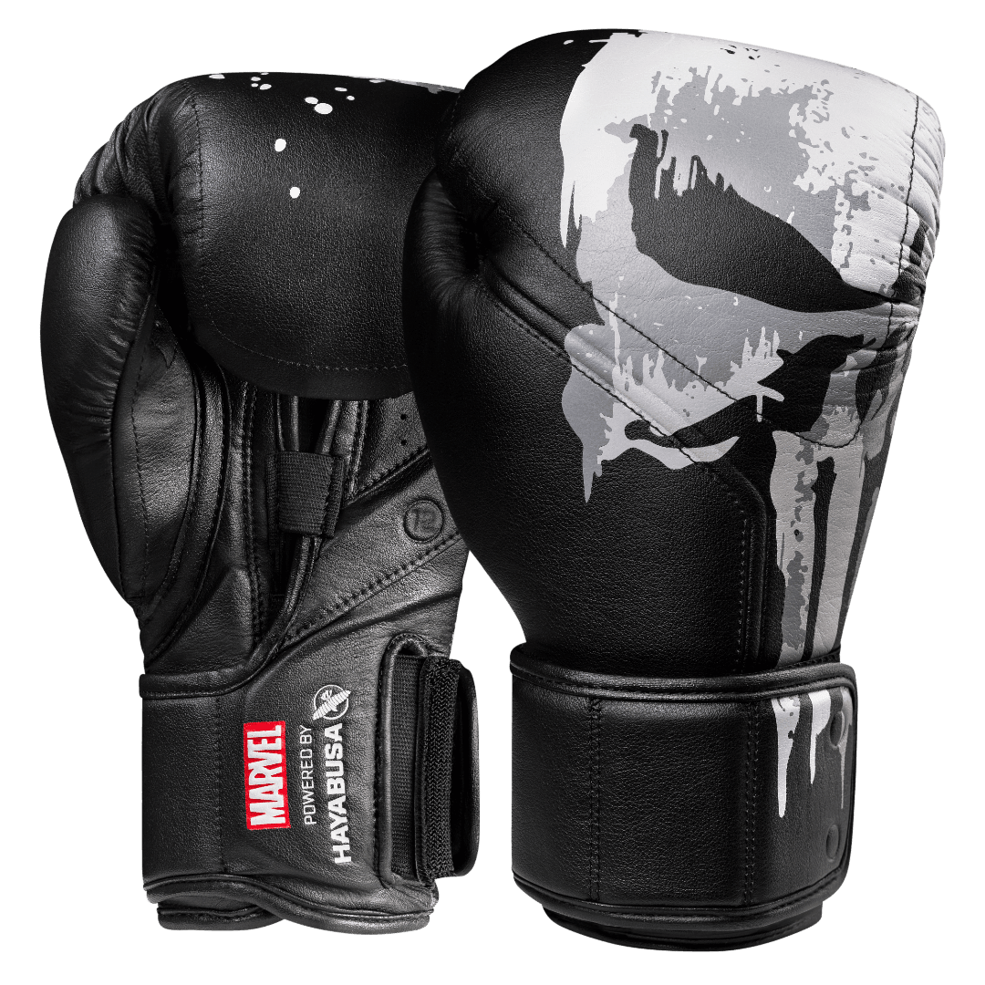 Par de luvas de boxe pretas Hayabusa Marvel Punisher, vista frontal mostrando o design completo inspirado em Frank Castle