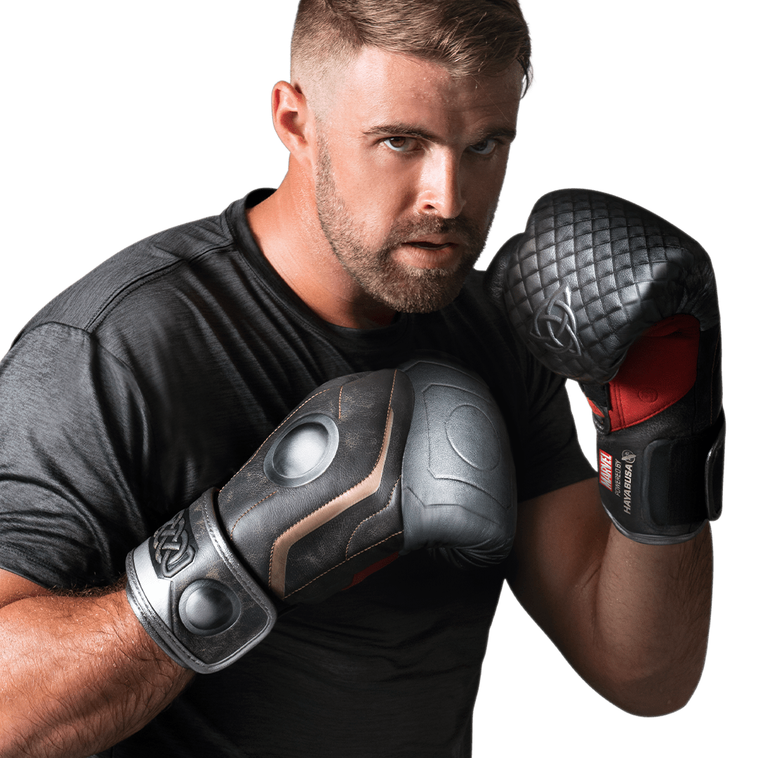 Athlète portant des gants Hayabusa Marvel Thor marron et argentés en position d'attaque