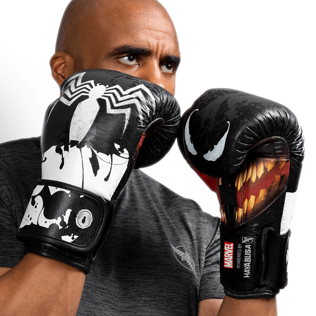 Atleta con guantes Hayabusa Marvel Venom blancos y negros en posición de ataque
