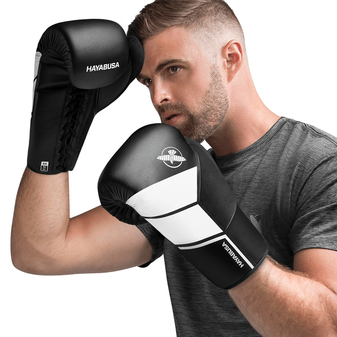 Athlète portant les gants noirs Hayabusa S4 avec lacets lors d'une séance d'entraînement professionnel