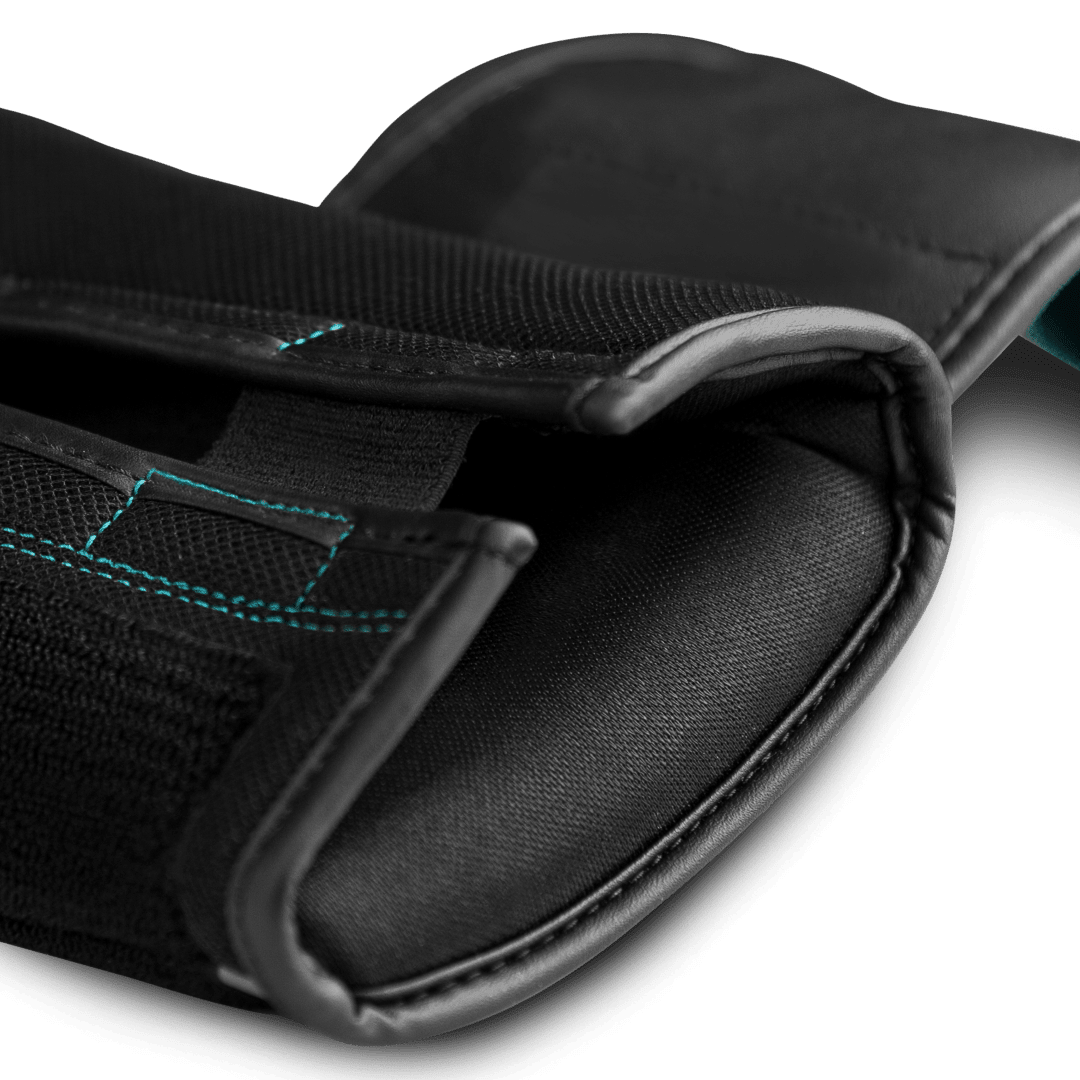 Detalhe do fecho de velcro da luva Hayabusa S4 turquesa