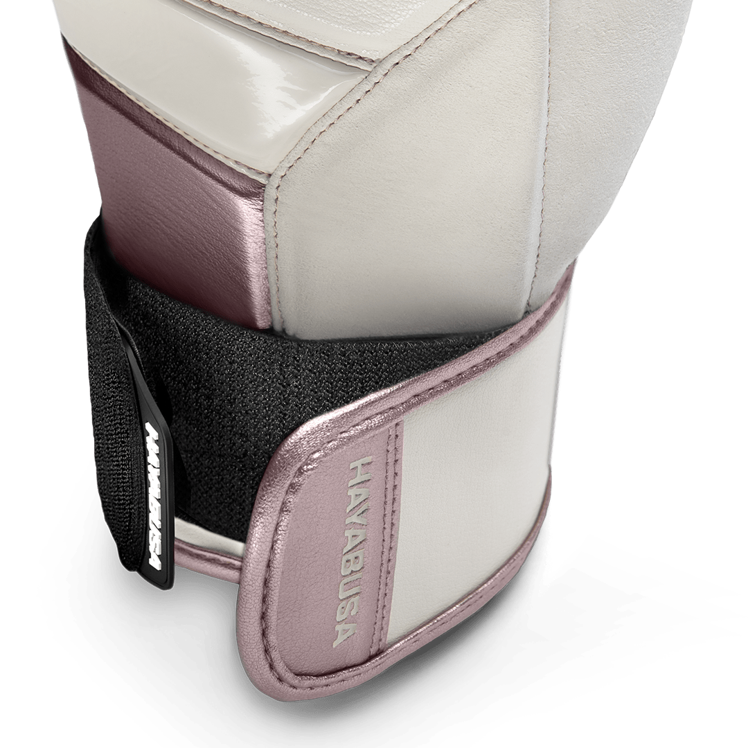 Dettaglio tecnico della chiusura dei guantoni rosa/oro Hayabusa.